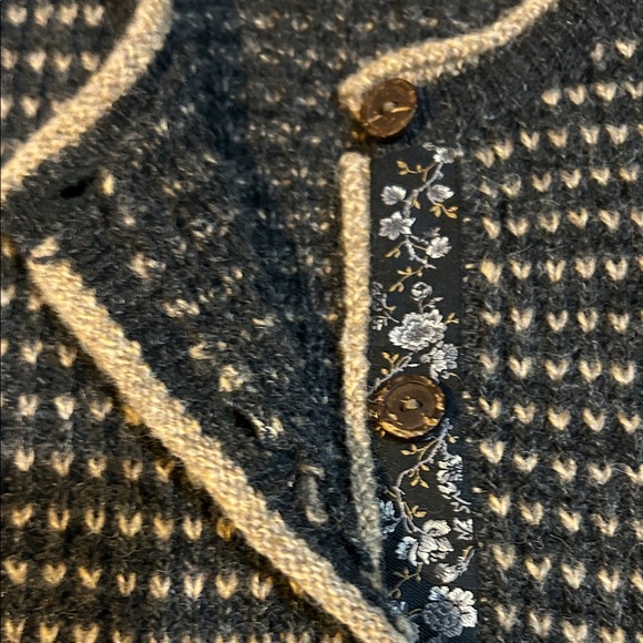 Vintage Pendleton charcoal grey and oatmeal Cardigan Sweater with floral trim - Picture 2 of 12
